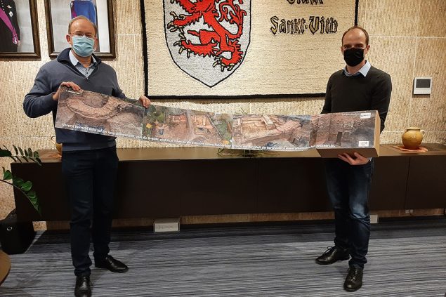 Bürgermeister Herbert Grommes und Schöffe Roland Gilson nahmen die Unterschriftenbox am Freitag entgegen (Bild: Andreas Lejeune/BRF)