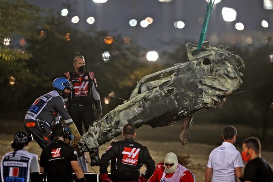 Die Sicherheitszelle des Haas von Romain Grosjean nach dem heftigen Unfall (Bild: Tolga Bozoglu/AFP)