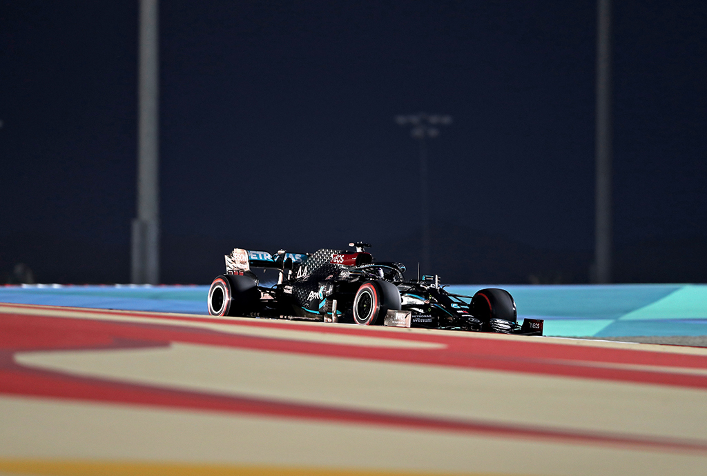 Lewis Hamilton sichert sich die Pole Position für das Rennen in Bahrain (Bild: Kamran Jebreili/AFP)