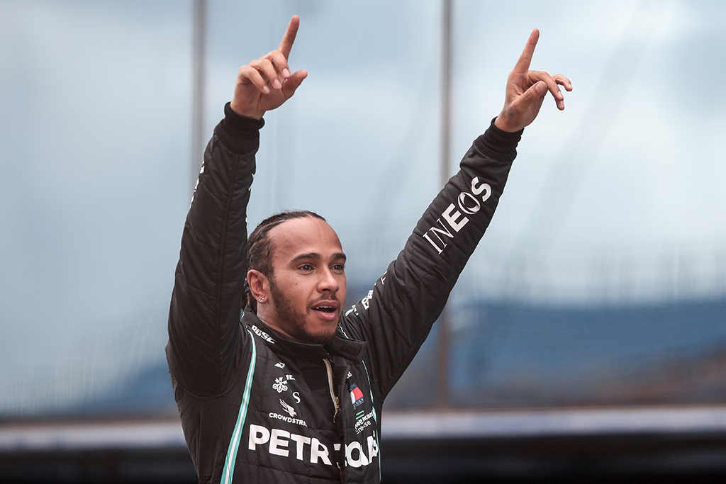 Lewis Hamilton feiert in der Türkei den Sieg und den Titel (Bild: Tolga Bozoglu/AFP)