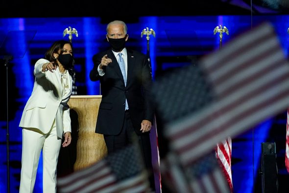 Joe Biden und Kamala Harris am Samstagabend in in Wilmington (Bild: Andrew Harnik/AFP)