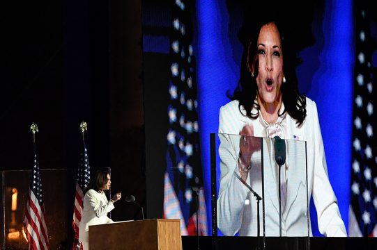 Kamala Harris bei ihrer Siegrede am Samstagabend in Wilmington, Delaware (Bild: Roberto Schimdt/AFP)