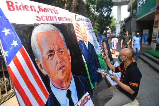 Straßenkünstler in Mumbai (Bild: Indranil Mukherjee/AFP)