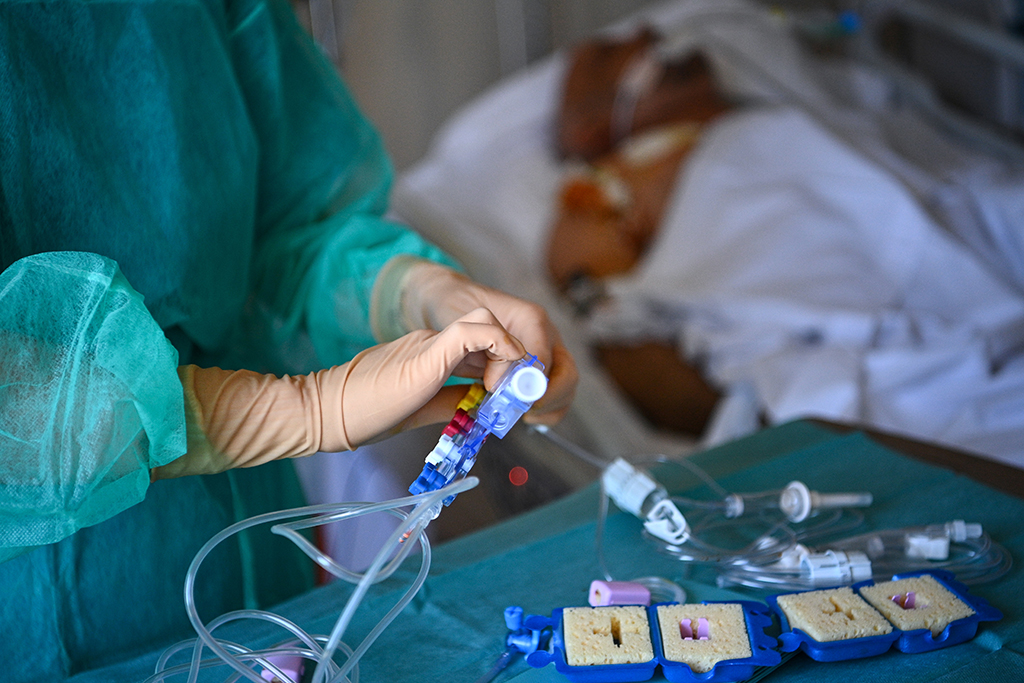 Covid-19-Patient auf Intensivstation (Bild: Anne-Christine Poujoulat/AFP)