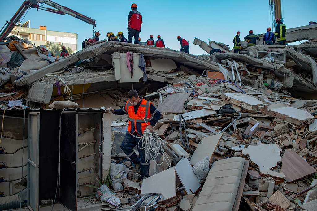 Freiwillige und Rettungskräfte suchen in Izmir weiterhin nach Überleben,den des Erdbebens (Bild: Yasin Akgul/AFP)