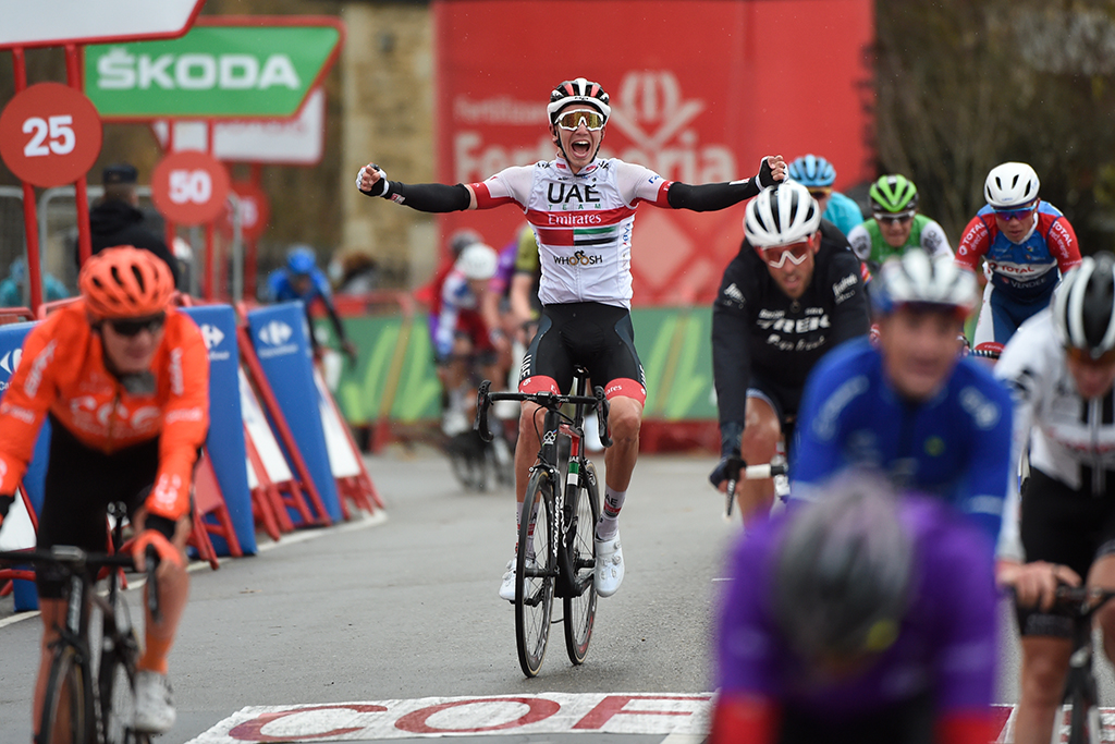 Jasper Philipsen gewinnt 15. Vuelta-Etappe (Bild: Miguel Riopa/AFP)