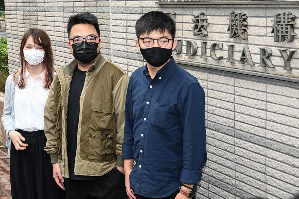 Agnes Chow, Ivan Lam und Joshua Wong vor dem Gerichtsauftakt am Montag in Hongkong (Bild: Peter Parks/AFP)