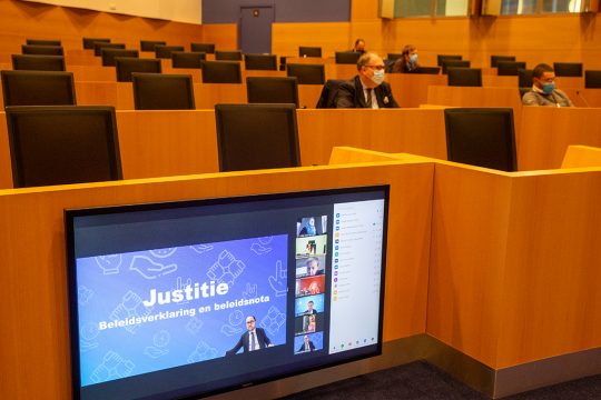 Justizminister Vincent Van Quickenborne "im" Kammerausschuss (Archivbild: Nicolas Maeterlinck/Belga)