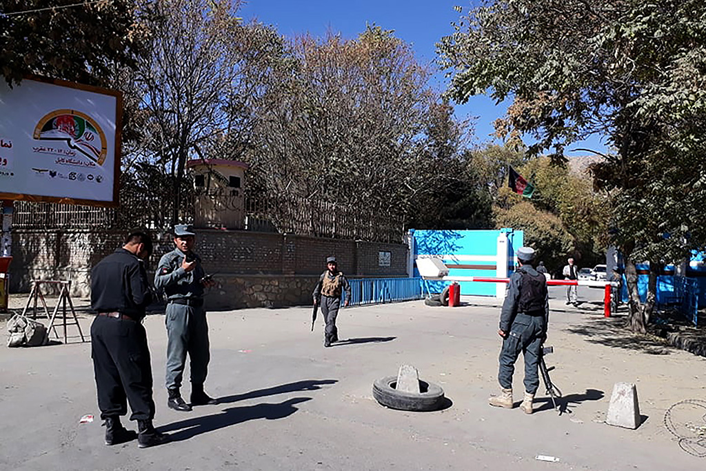 Nach Angriff mit Toten: Polizisten bewachen einen Eingang zum Gelände der Universität von Kabul (Bild: AFP)