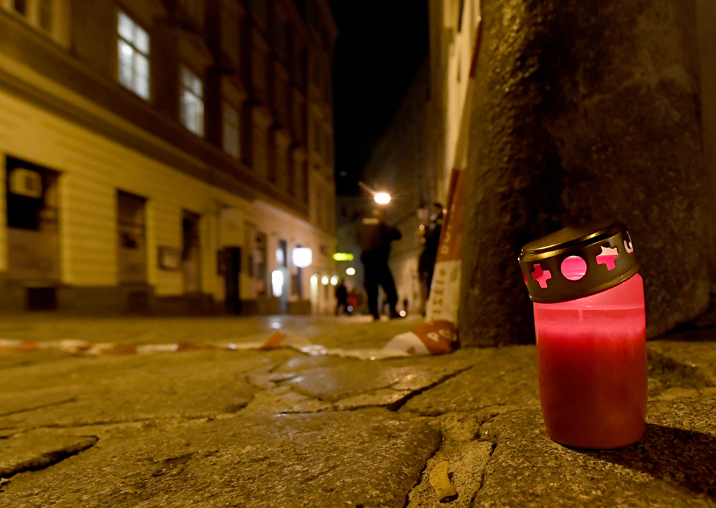 Kerze an einem der Tatorte der Anschläge von Wien (Bild: Helmut Fohringer/AFP)