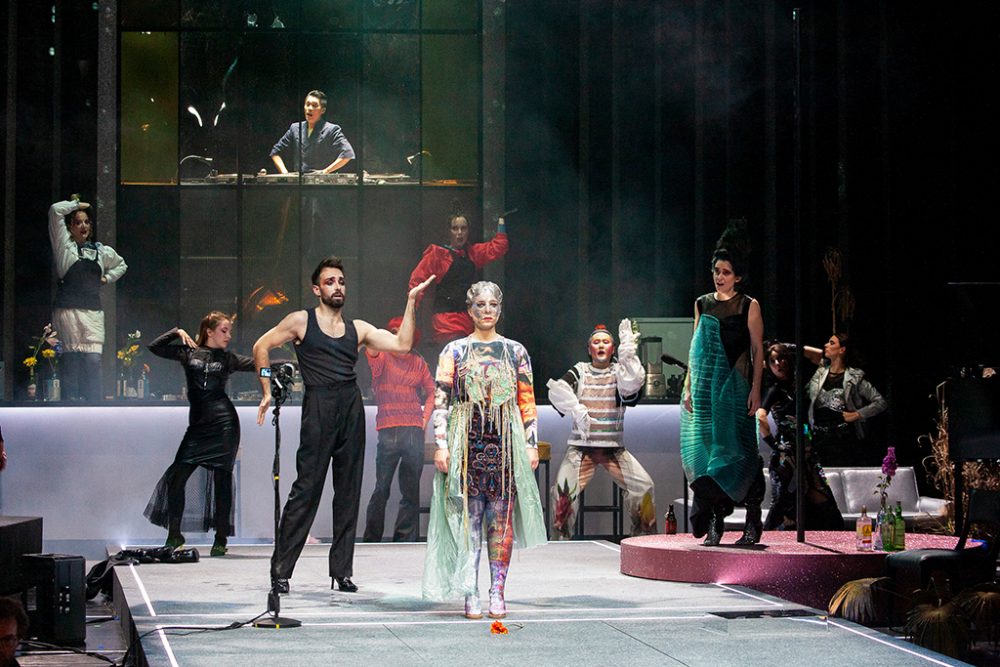 La Calisto: Fabio Lesuisse, Suzanne Jerosme, Fanny Lustaud - im Hintergrund Ensemble (Bild: Wil van Iersel/Theater Aachen)