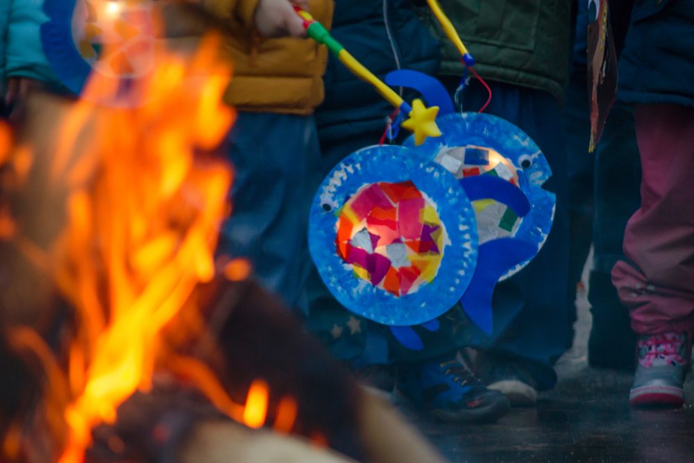 Kinder mit Laternen bei St. Martin (Bild: PantherMedia/nadisja)