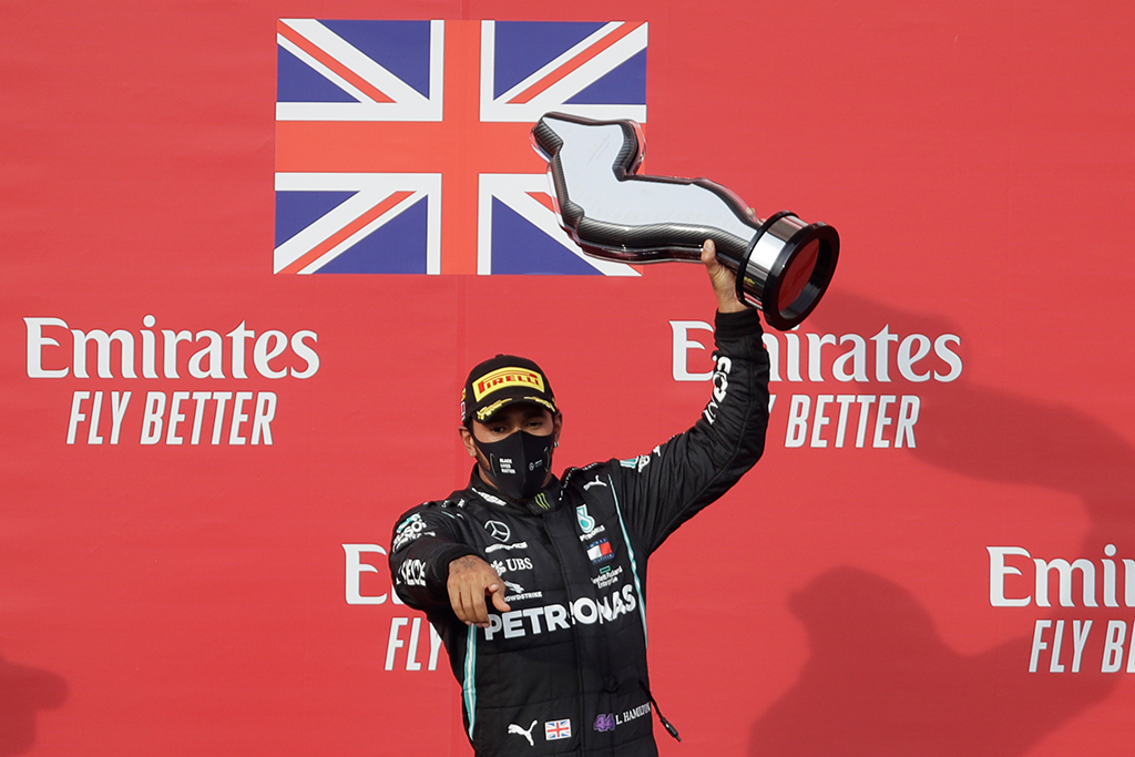 Lewis Hamilton feiert seinen Sieg in Imola (Bild: Luca Bruno/POOL/AFP)