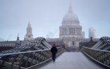 Fußgänger auf der Millenium-Brücke vor der Kathedrale St. Paul's in London (Bild: Niklas Hallen/AFP)