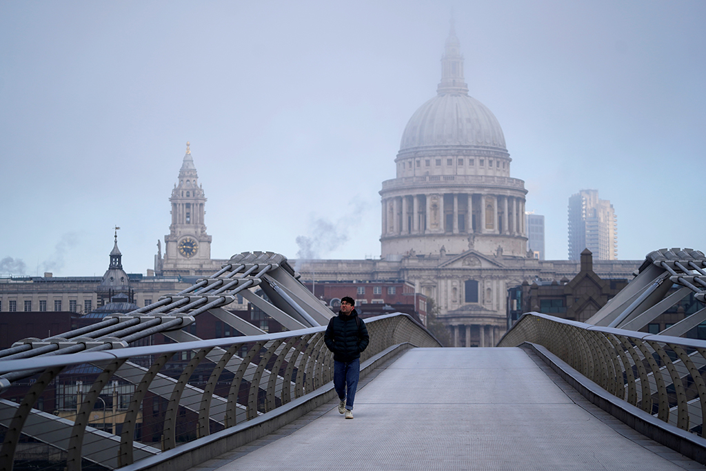 Fußgänger auf der Millenium-Brücke vor der Kathedrale St. Paul's in London (Bild: Niklas Hallen/AFP)