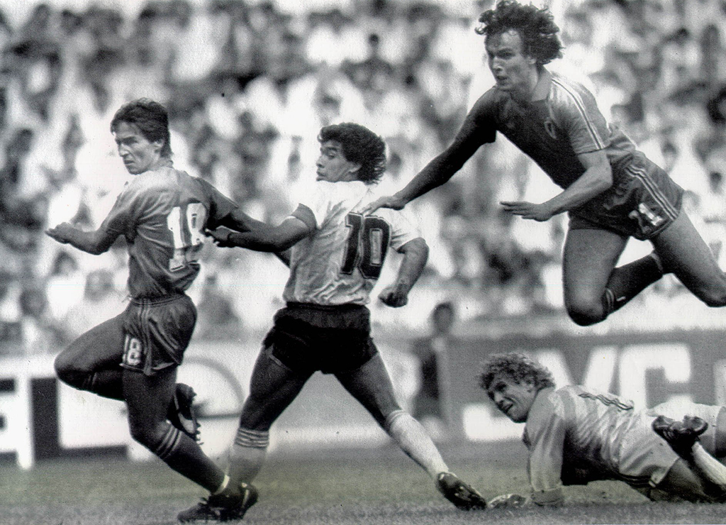 Halbfinale der WM 1986 zwischen Argentinien und Belgien: Diego Maradona mit Daniel Veyt, Stephane Demol und Jean-Marie Pfaff (Bild: Belga-Archiv)