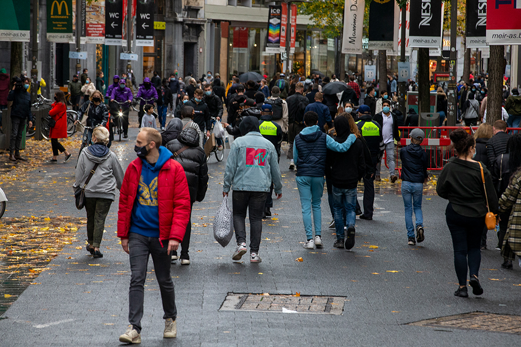 Menschen in der Einkaufsmeile Meir in Antwerpen