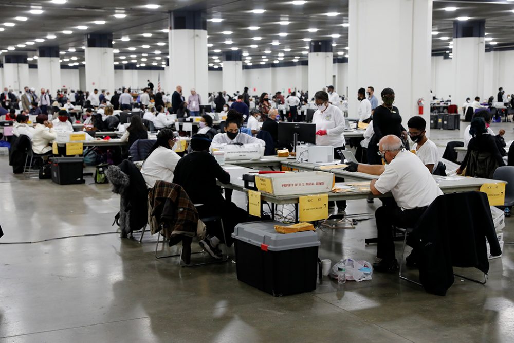 Stimmenauszählung in Detroit, Michigan (Bild: Jeff Kowalsky/AFP)