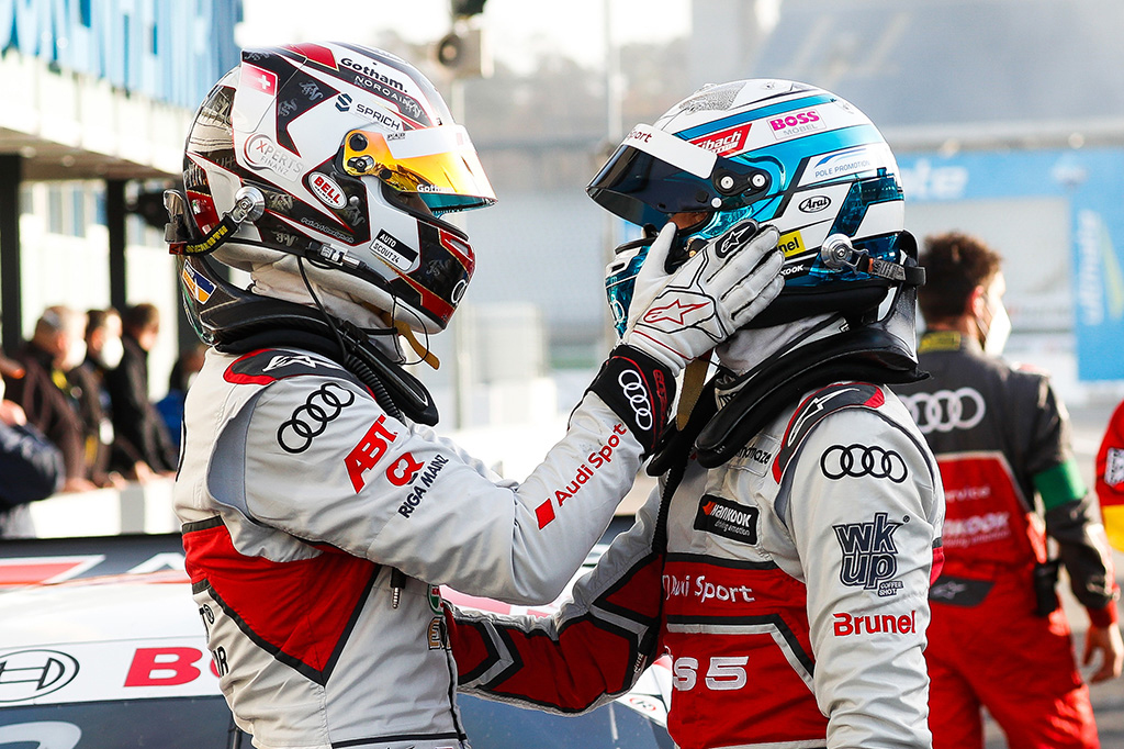 Nico Müller gratuliert René Rast zum Titel (Bild: Audi Communications Motorsport / Michael Kunkel)