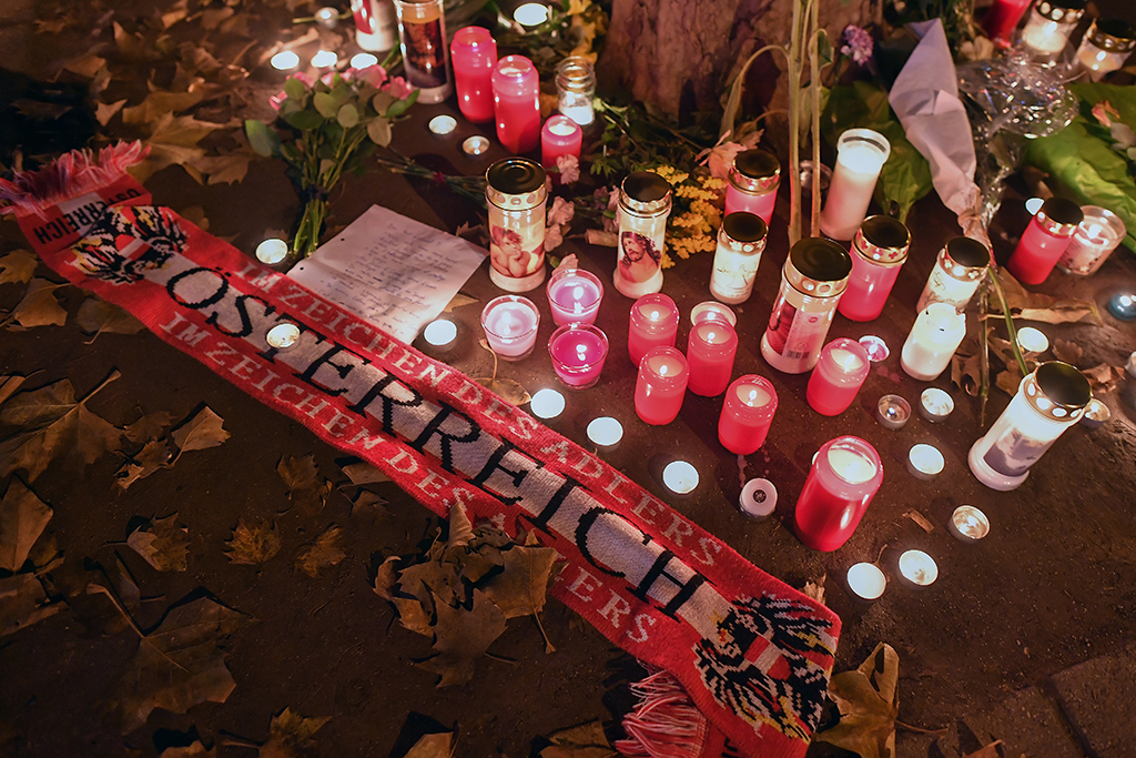 Kerzen und Blumen einem der Tatorte in Wien (Bild: Joe Klamar/AFP)