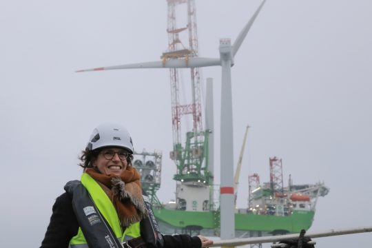 Energieministerin Tinne Van der Straeten vor dem "SeaMade" Offshore-Windpark (Archivbild: Belga)