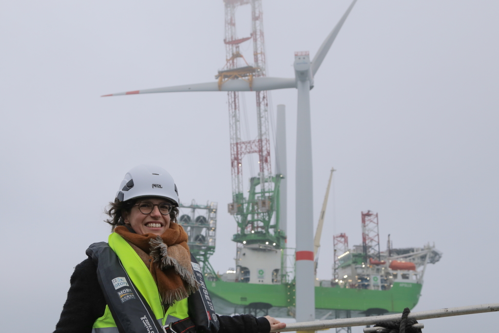 Energieministerin Tinne Van der Straeten vor dem "SeaMade" Offshore-Windpark (Archivbild: Belga)