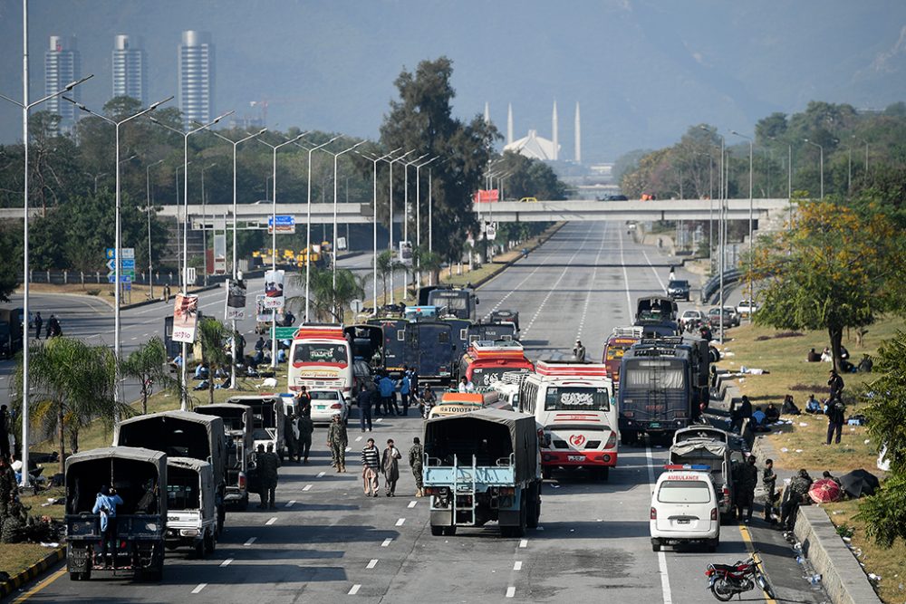 Blockade der Schnellstraße am Montag (Bild: Amir Qureshi/AFP)