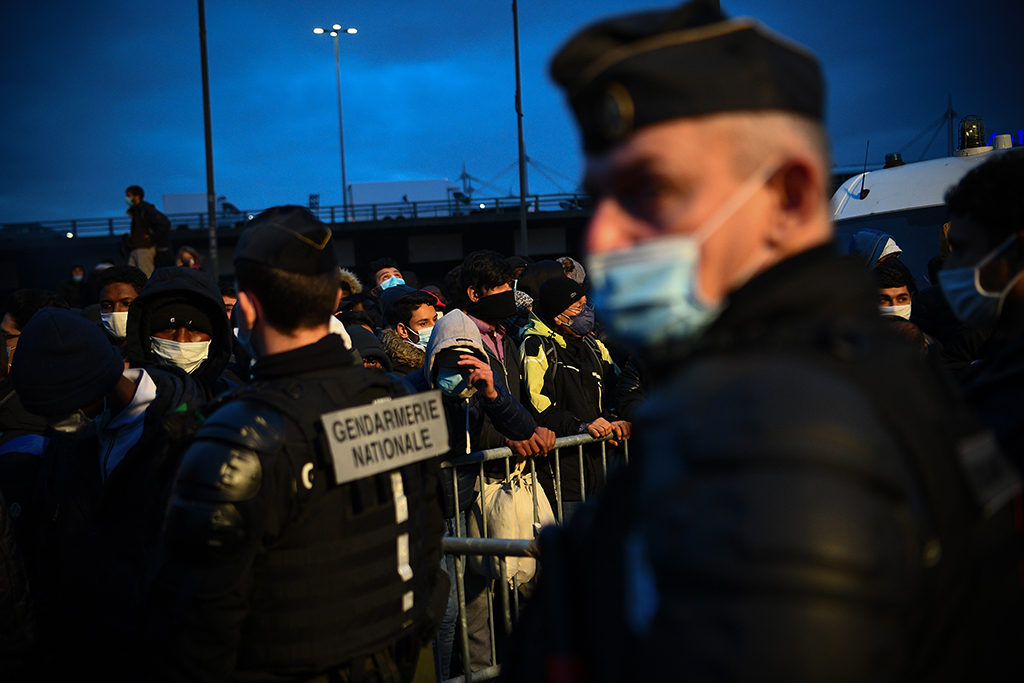 Räumung eines Migranten-Zeltlager bei Paris am 17.11. (Bild: Christophe Archambault/AFP)