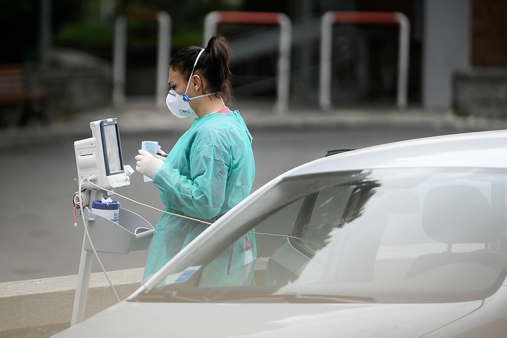 Person erhält Sauerstoff in ihrem Wagen am Cotugno Krankenhaus in Neapel (Bild: Filippo Monteforte/AFP)