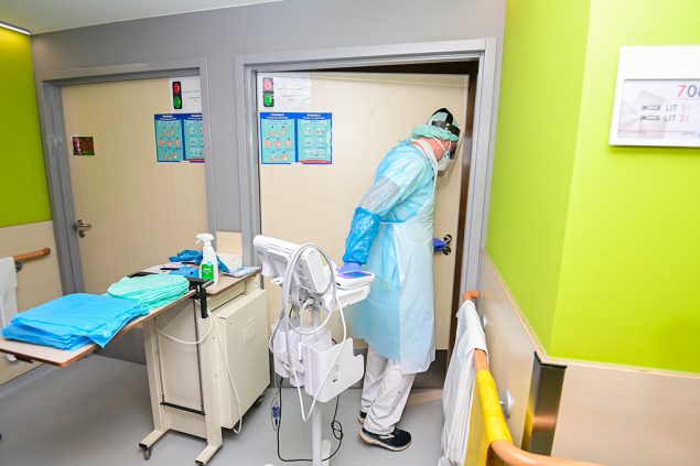 Pflegekraft auf der Corona-Station in einem Krankenhaus in Charleroi (Bild: Laurie Dieffembacq/Belga)