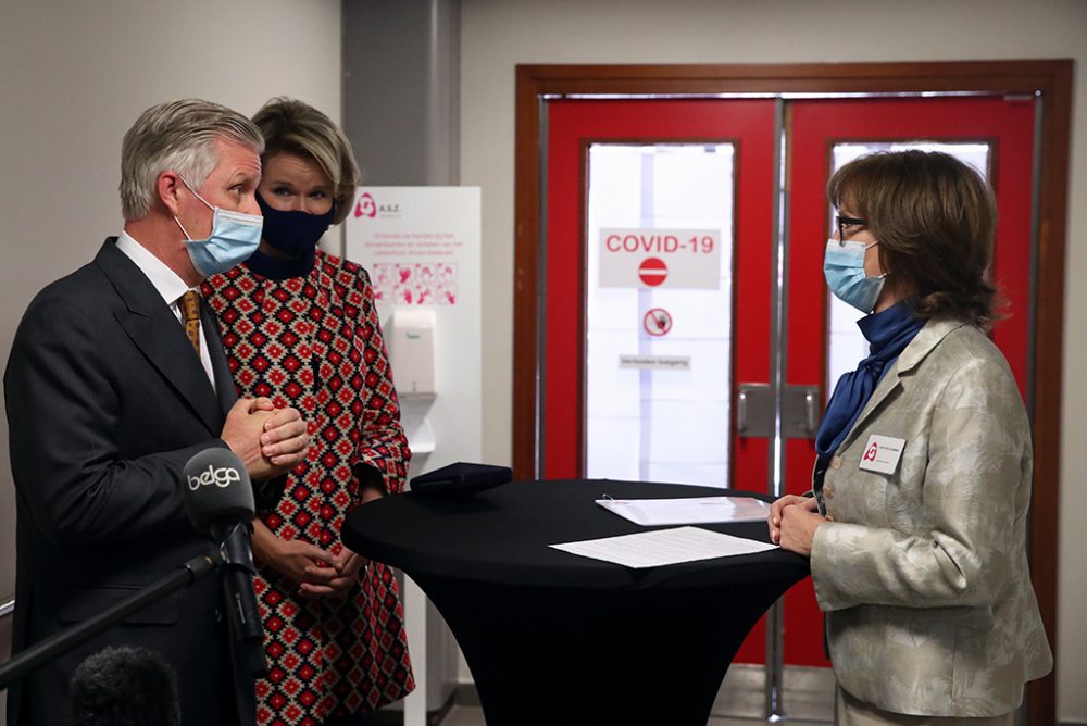 König Philippe und Königin Mathilde bei ihrem Besuch im Krankenhaus von Aalst (Bild: Yves Herman/Pool/Belga)