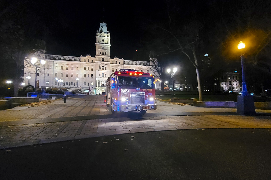 Messerangriff in Québec Stadt: Feuerwehr vor der Nationalversammlung (Bild: Jordan Proust/AFP)