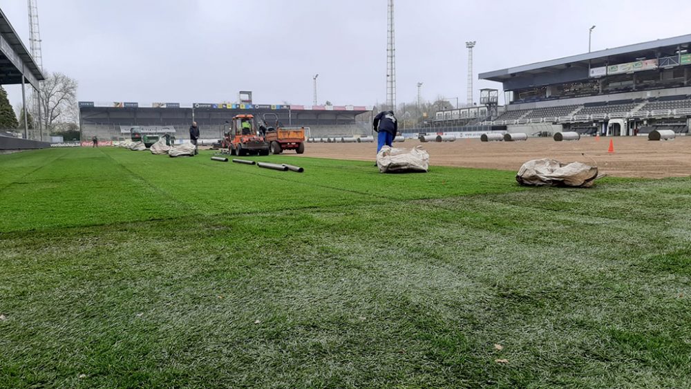 Neuer Rasen für die AS Eupen (Bild: Christophe Ramjoie/BRF)