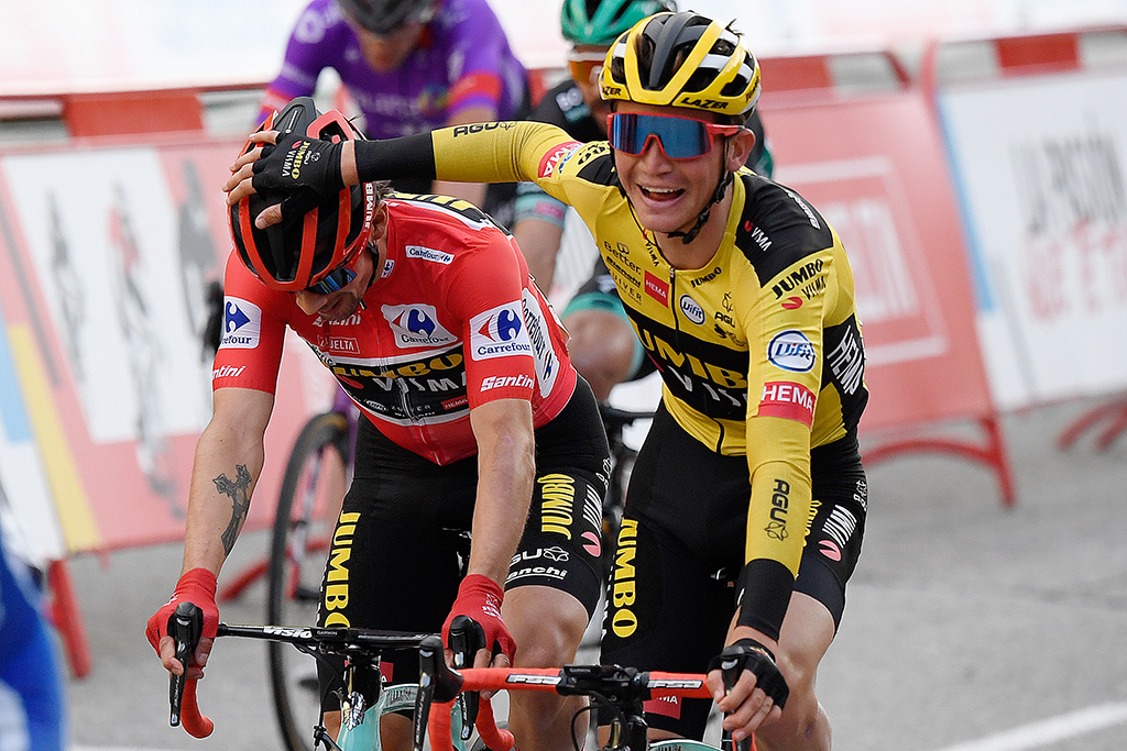 Glückwünsche für Primoz Roglic im Ziel der Vuelta (Bild: Oscar Del Pozo/AFP)