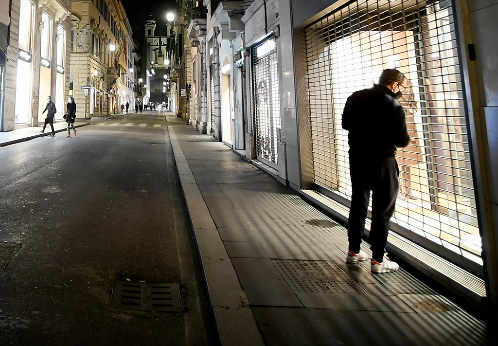 Fast leere Straßen nachts in Rom (Bild: Filippo Monteforte/AFP)