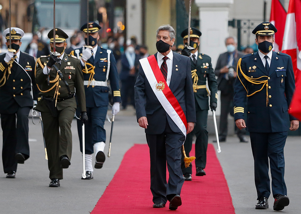 Francisco Sagasti nach seiner Vereidigung als Übergangspräsident von Peru (Bild: Luka Gonzales/AFP)