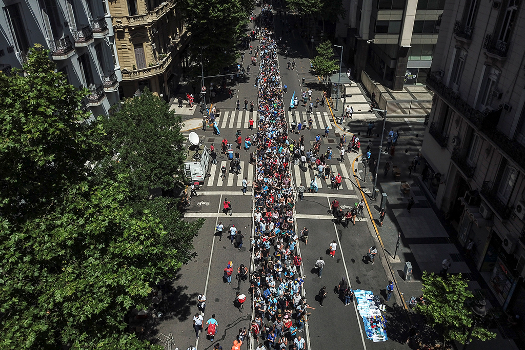 Lange Schlangen in der Avenida de Mayo vor der Casa Rosada, in der Maradonas Leichnahm aufgebahrt wurde (Bild: Ivan Pisarenko/AFP)