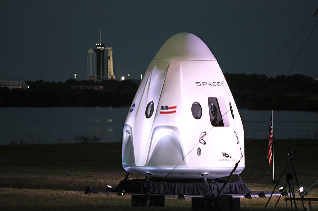 Modell der SpaceX-Raumkapsel vor dem Kennedy Space Center in Florida (Bild: Gregg Newton/AFP)