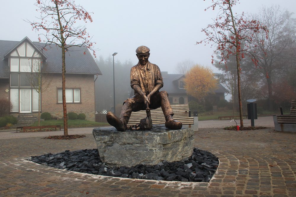 "Steeklöpper"-Denkmal auf dem Kirchplatz in Weywertz