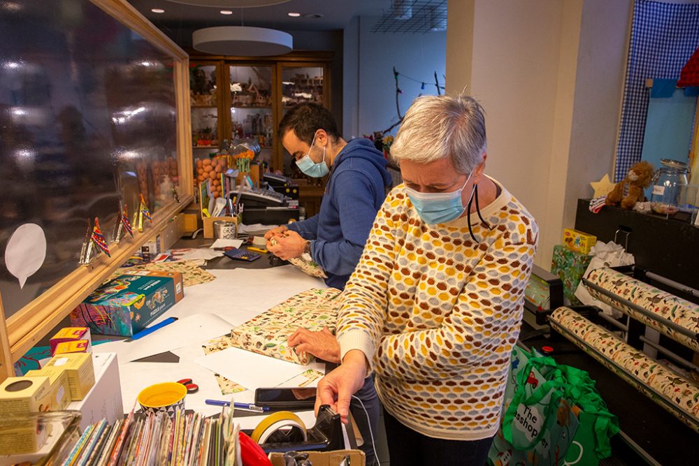 Mitarbeiter eines Spielwarenladens in Brüssel packen Geschenke ein (Bild: Nicolas Maeterlinck/Belga)