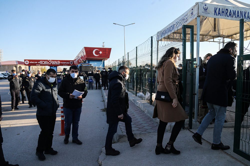 Angehörige der Angeklagten beim Eintreffen am Gericht in Ankara (Bild: Stringer/AFP)