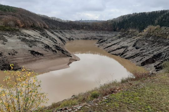 Alle 20 Jahre wird das Wasser aus der Urfttalsperre für eine Inspektion abgelassen (Bild: Michaela Brück/BRF)