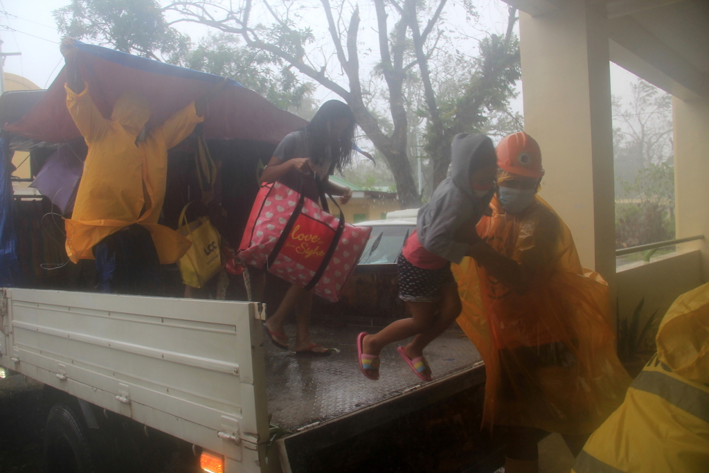 Taifun Vamco treibt Tausende Philippiner in die Flucht (Bild: Charism Sayat/AFP)