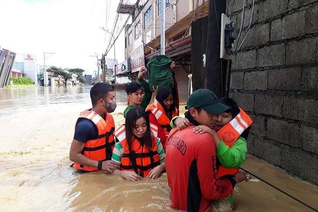 Taifun "Vamco": Rettungskräfte evakuieren Überlebende (Bild: Philippine Coast Guard/AFP)