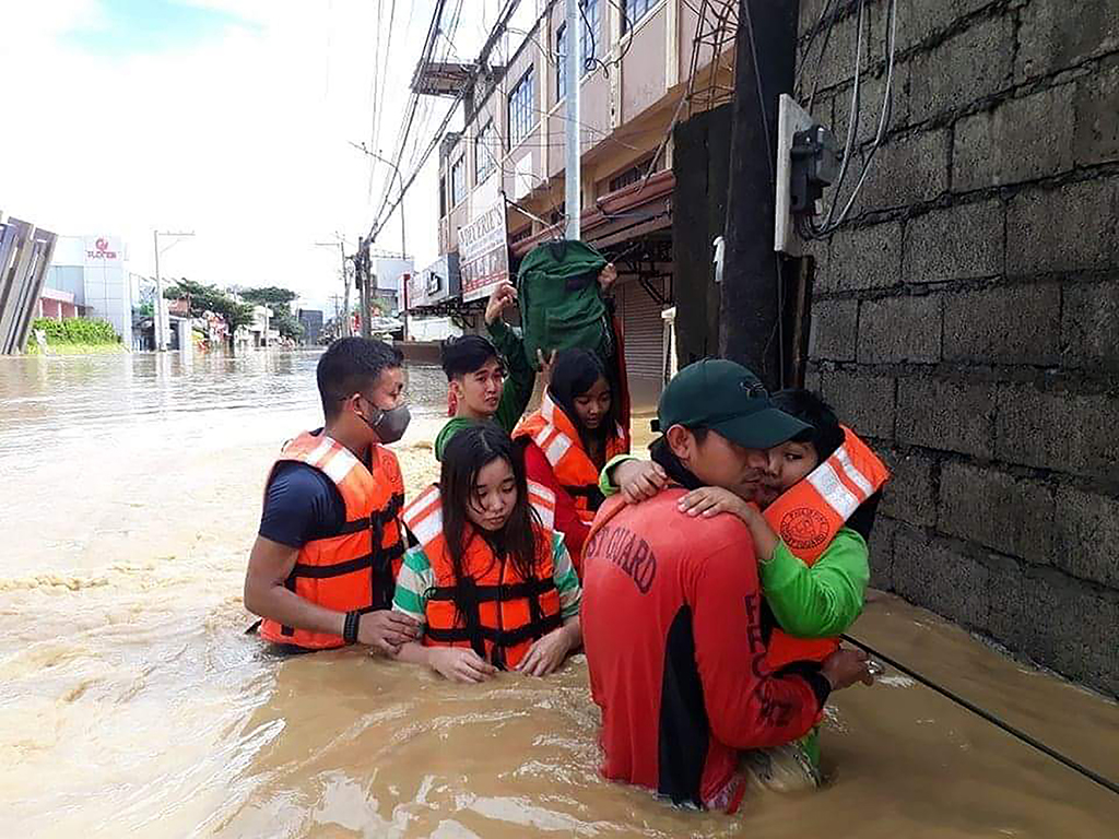 Taifun "Vamco": Rettungskräfte evakuieren Überlebende (Bild: Philippine Coast Guard/AFP)