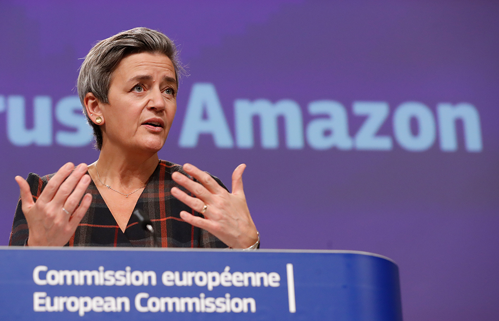 Margrethe Vestager erläutert die Vorwürfe gegen Amazon (Bild: Olivier Hoslet/AFP)