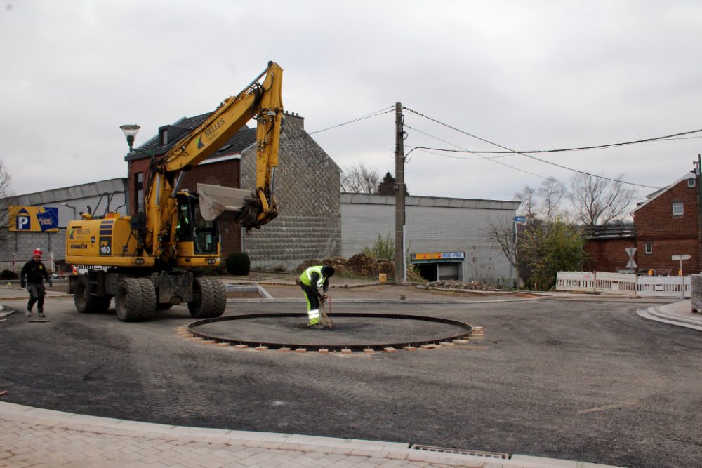 Am Eupener Bahnhof verbindet nun ein Kreisverkehr Bahnhofstraße und Bahnhofsgasse (Bild: Andreas Lejeune/BRF)