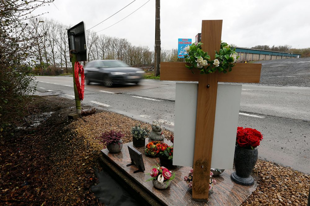 Gedenken an Verkehrstote - Kreuz am Straßenrand