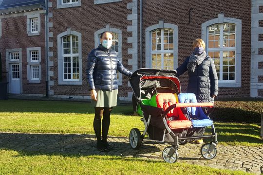 Ministerin Klinkenberg mit Danielle Schöffers, Sozialarbeiterin im Bereich Kinderbetreuung bei Kaleido, bei der Übergabe der Kinderwagen (Archivbild: Kabinett Klinkenberg)