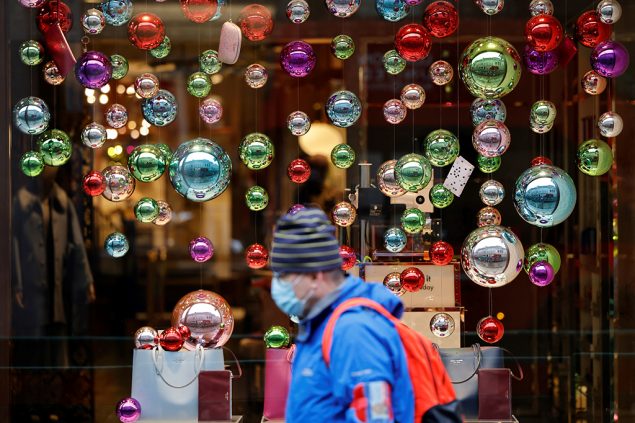 Geschäft mit Weihnachtsdeko in London (Bild: Tolga Akmen/AFP)